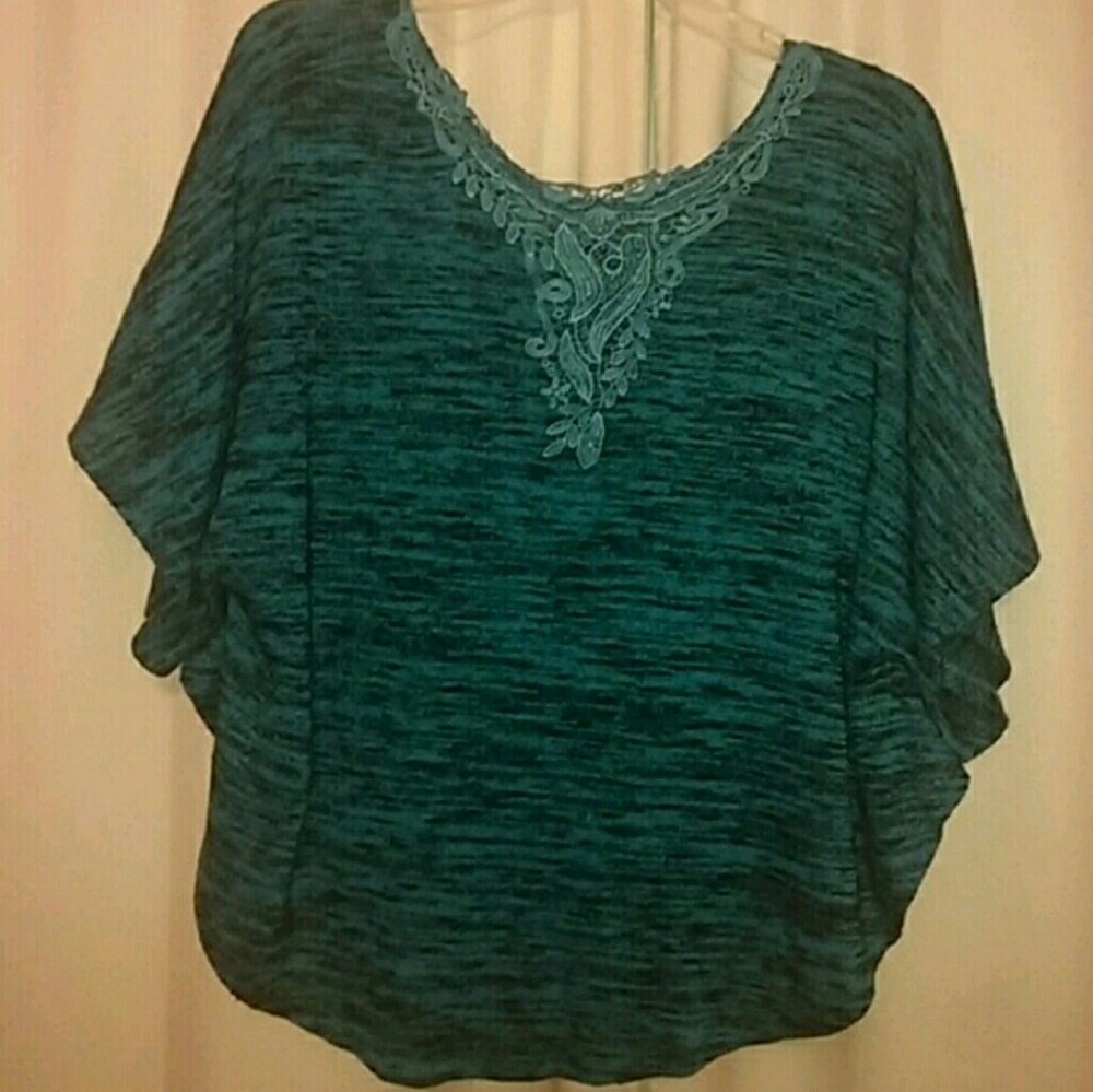 Embroidered Flowy Top - Picture 3 of 4